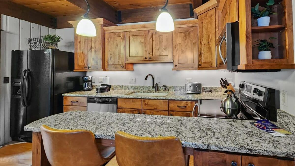 Cozy 2 Bedroom Condo In Town Walk To Main St Skiing เบรกเคนริดจ์ ภายนอก รูปภาพ